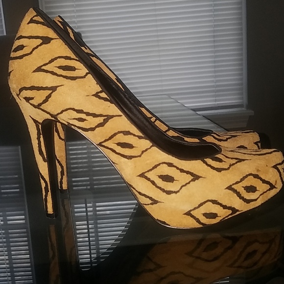 BCBGeneration animal print heels - Picture 2 of 5